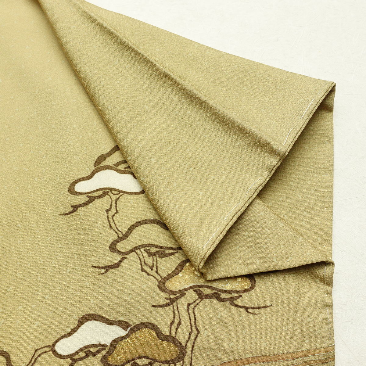 訪問着 良品 しつけ糸付き 一つ紋付き 正絹 木の葉・植物柄 袷仕立て 身丈160cm 裄丈63cm リサイクル着物 着物 刺繍 箔 共八掛 入学式 卒業式 七五三 お宮参り フォーマル 松 ベージュ_画像17