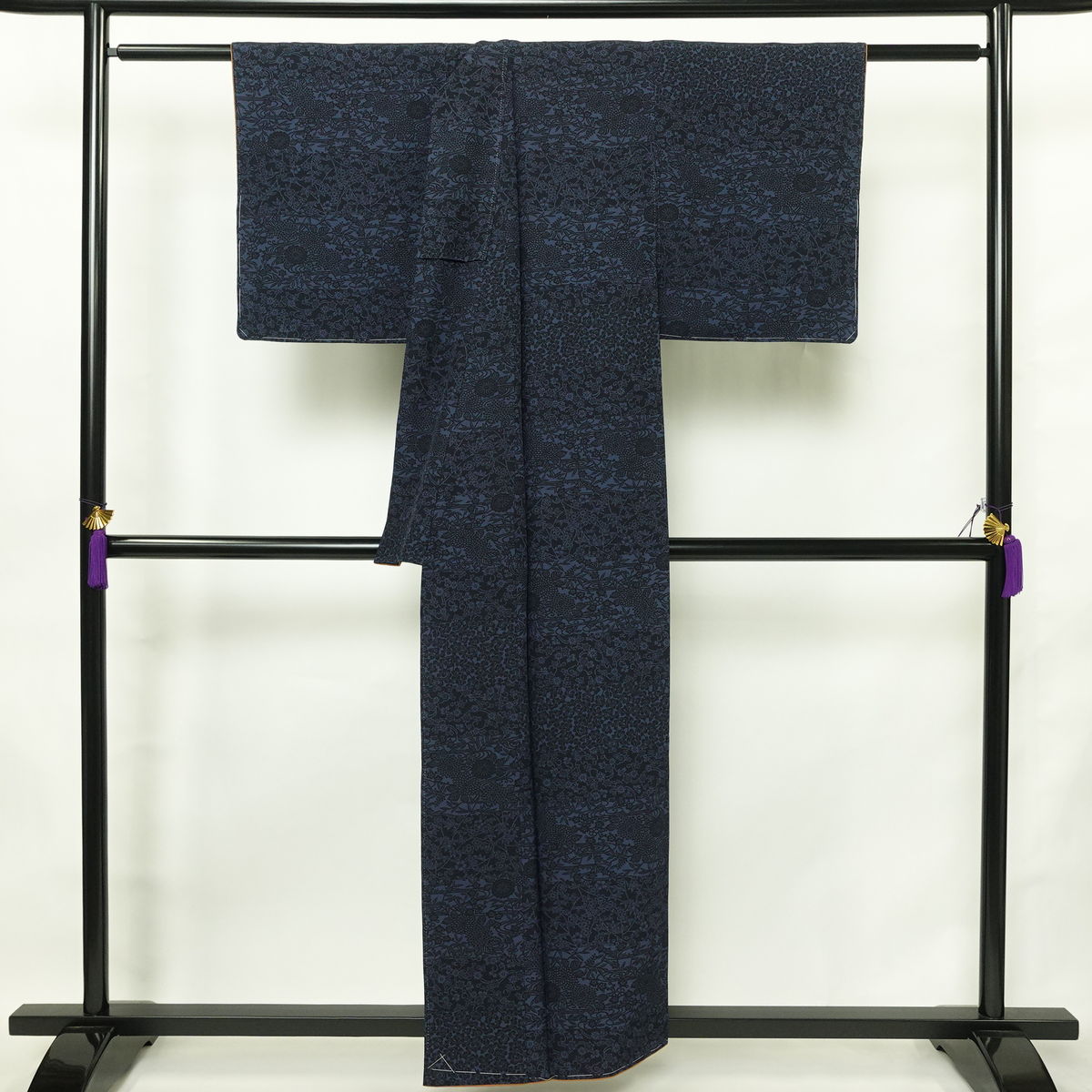 小紋 良品 しつけ糸付き 縮緬 総柄 正絹 木の葉・植物柄 袷仕立て 身丈156cm 裄丈63.5cm リサイクル着物 着物 青・紺_画像2