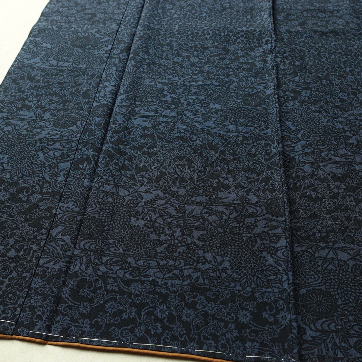 小紋 良品 しつけ糸付き 縮緬 総柄 正絹 木の葉・植物柄 袷仕立て 身丈156cm 裄丈63.5cm リサイクル着物 着物 青・紺_画像4