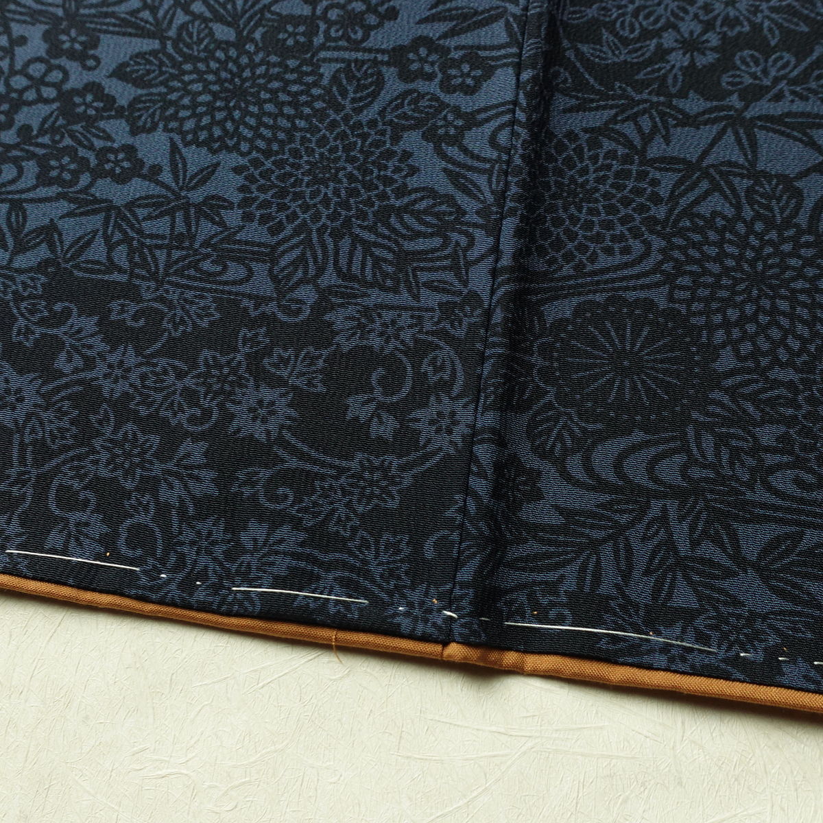 小紋 良品 しつけ糸付き 縮緬 総柄 正絹 木の葉・植物柄 袷仕立て 身丈156cm 裄丈63.5cm リサイクル着物 着物 青・紺_画像13