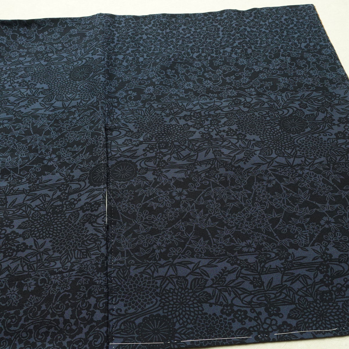 小紋 良品 しつけ糸付き 縮緬 総柄 正絹 木の葉・植物柄 袷仕立て 身丈156cm 裄丈63.5cm リサイクル着物 着物 青・紺_画像14