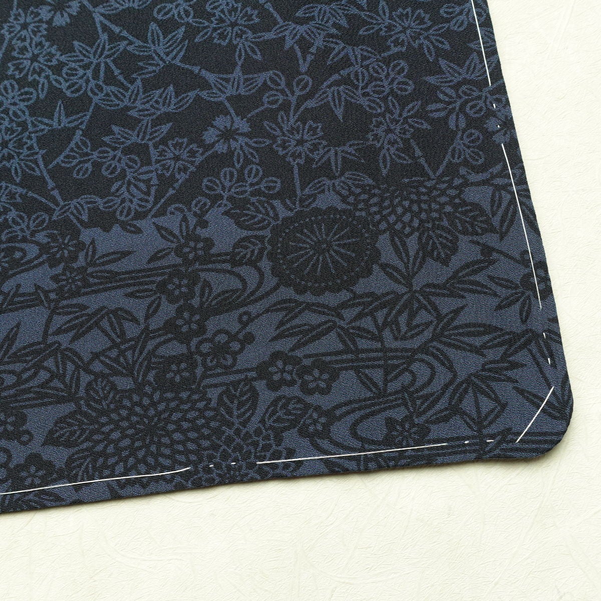 小紋 良品 しつけ糸付き 縮緬 総柄 正絹 木の葉・植物柄 袷仕立て 身丈156cm 裄丈63.5cm リサイクル着物 着物 青・紺_画像16