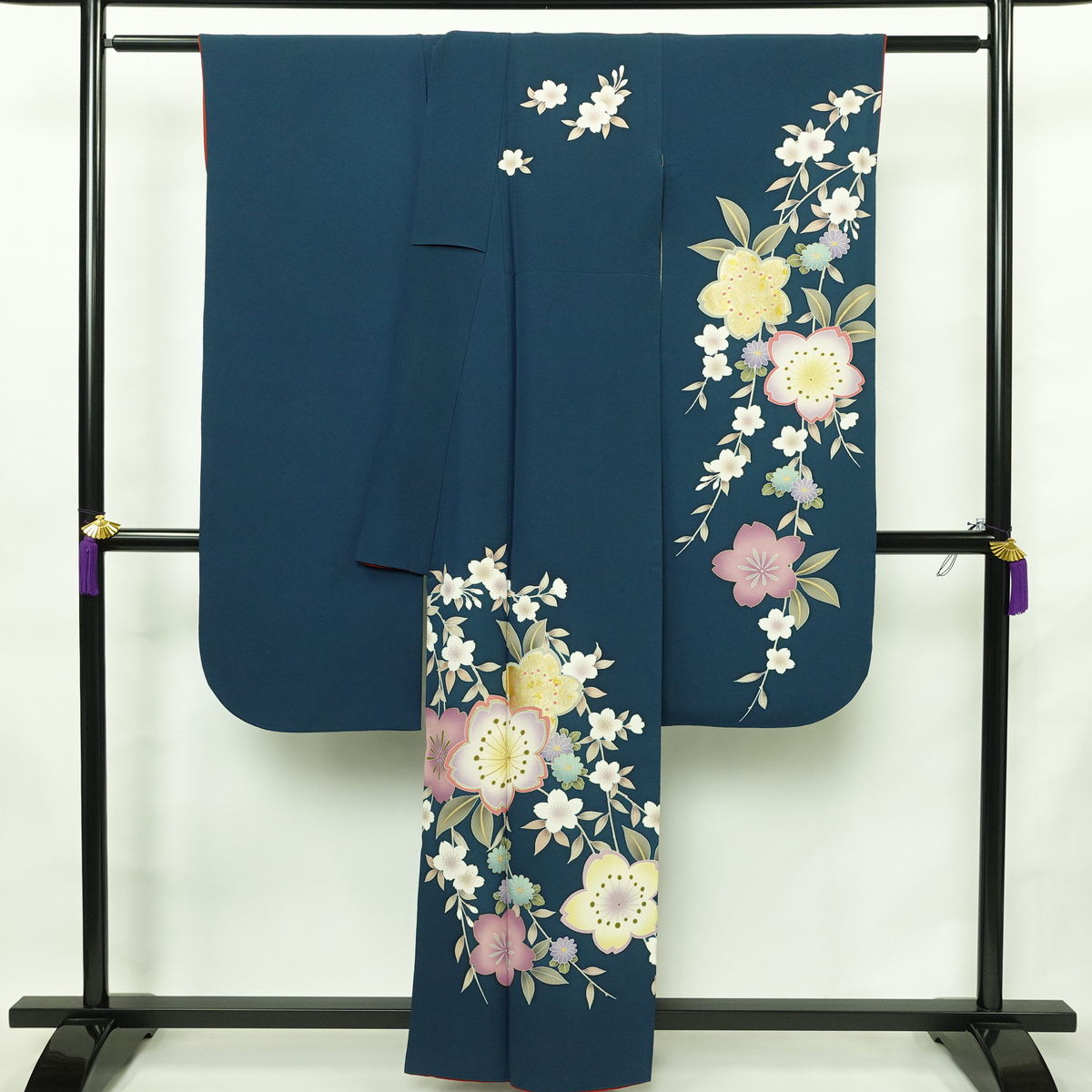 振袖 良品 縮緬 金駒刺繍 正絹 花柄 袷仕立て 身丈158cm 裄丈65cm リサイクル着物 着物 箔 金彩 成人式 二十歳 二十歳の集い フォーマル 菊 桜 青・紺_画像2