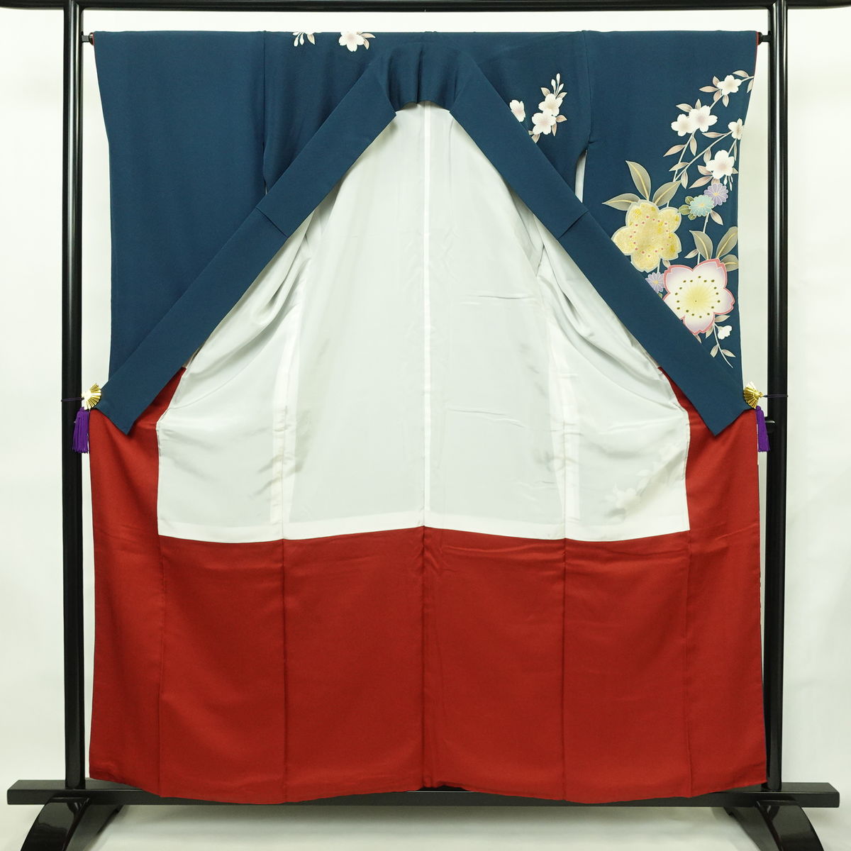 振袖 良品 縮緬 金駒刺繍 正絹 花柄 袷仕立て 身丈158cm 裄丈65cm リサイクル着物 着物 箔 金彩 成人式 二十歳 二十歳の集い フォーマル 菊 桜 青・紺_画像3