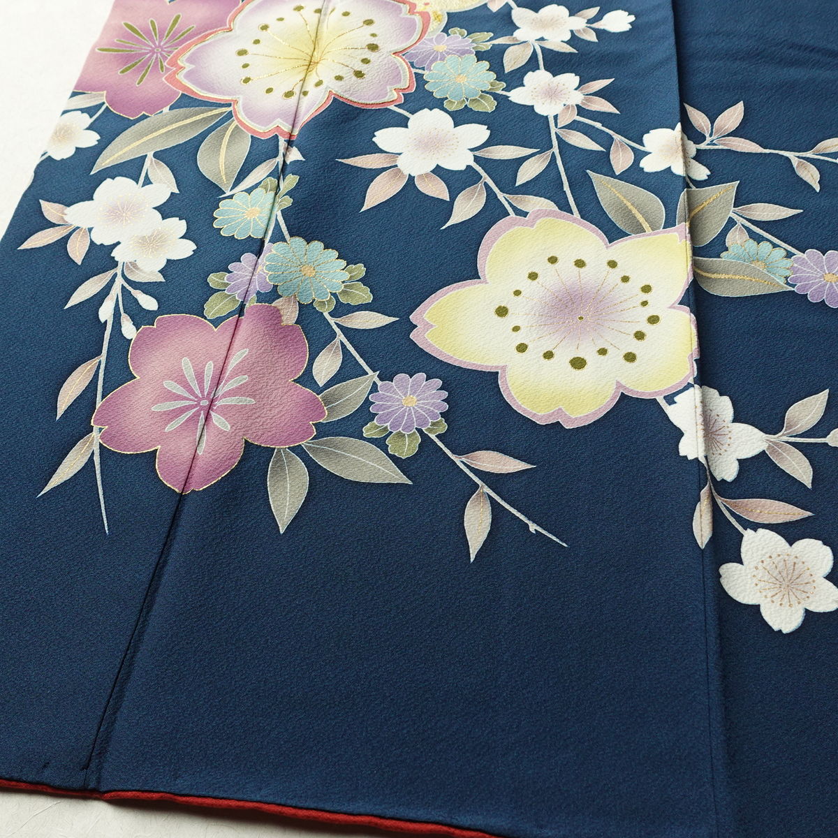 振袖 良品 縮緬 金駒刺繍 正絹 花柄 袷仕立て 身丈158cm 裄丈65cm リサイクル着物 着物 箔 金彩 成人式 二十歳 二十歳の集い フォーマル 菊 桜 青・紺_画像4