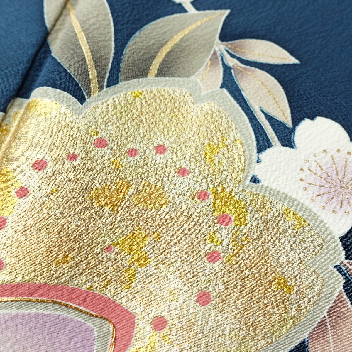振袖 良品 縮緬 金駒刺繍 正絹 花柄 袷仕立て 身丈158cm 裄丈65cm リサイクル着物 着物 箔 金彩 成人式 二十歳 二十歳の集い フォーマル 菊 桜 青・紺_画像8