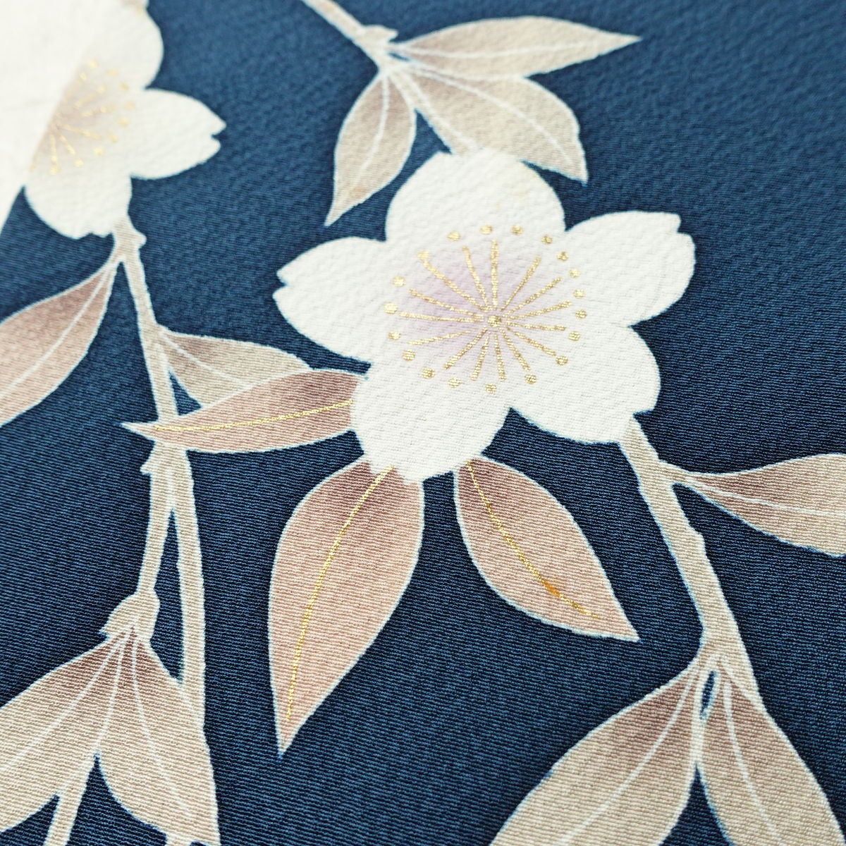 振袖 良品 縮緬 金駒刺繍 正絹 花柄 袷仕立て 身丈158cm 裄丈65cm リサイクル着物 着物 箔 金彩 成人式 二十歳 二十歳の集い フォーマル 菊 桜 青・紺_画像9