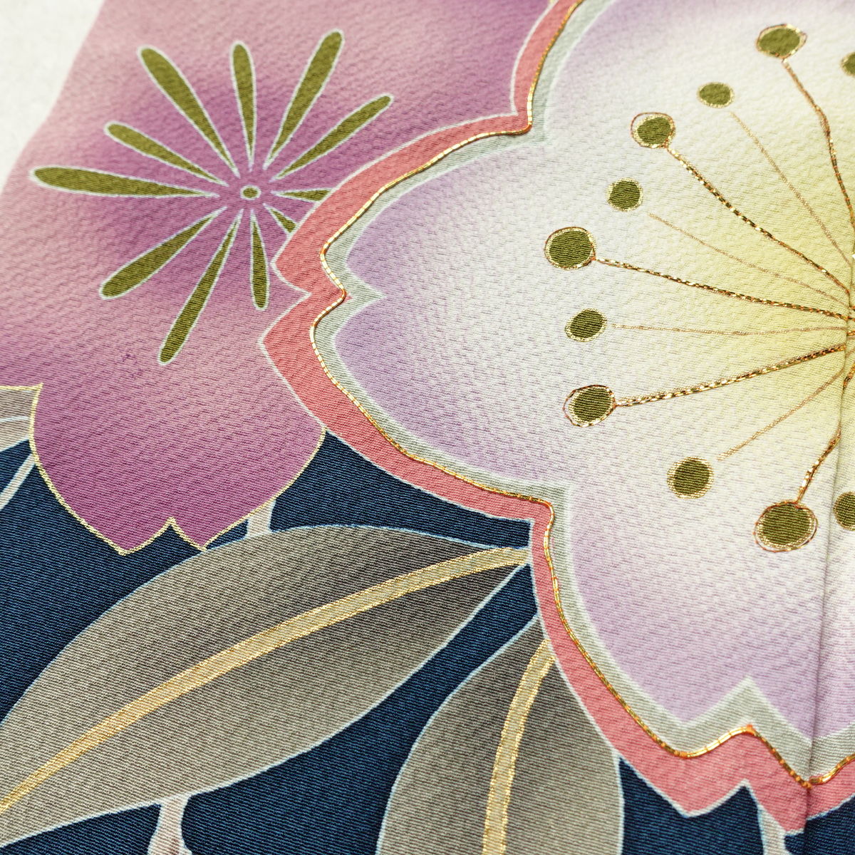 振袖 良品 縮緬 金駒刺繍 正絹 花柄 袷仕立て 身丈158cm 裄丈65cm リサイクル着物 着物 箔 金彩 成人式 二十歳 二十歳の集い フォーマル 菊 桜 青・紺_画像10