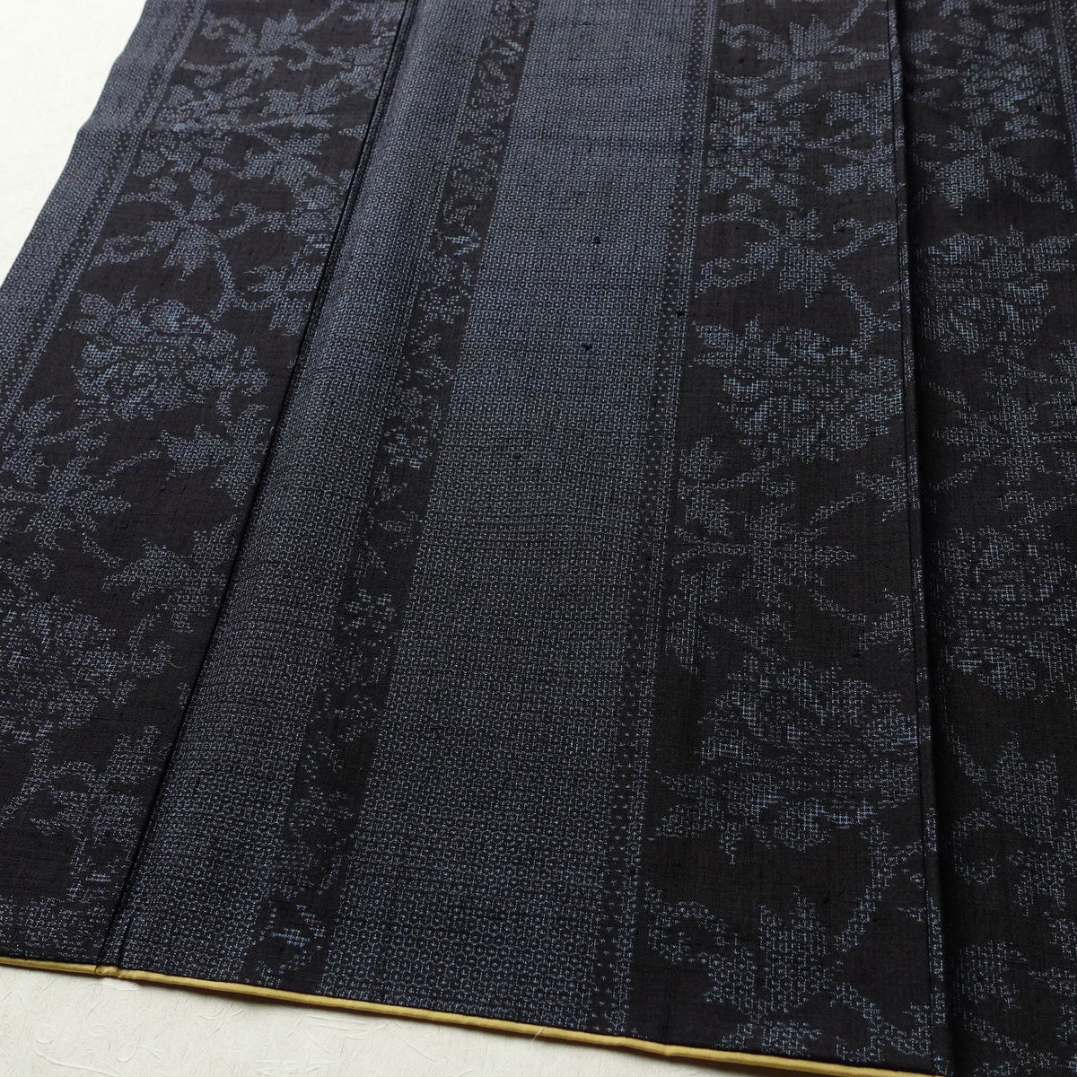 紬 良品 正絹 木の葉・植物柄 袷仕立て 身丈160.5cm 裄丈66cm リサイクル着物 着物 青・紺_画像4