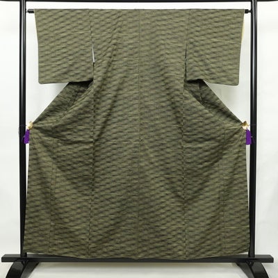 紬 良品 正絹 縞柄・線柄 袷仕立て 身丈158cm 裄丈63cm リサイクル着物 着物 モダン 緑・うぐいす色