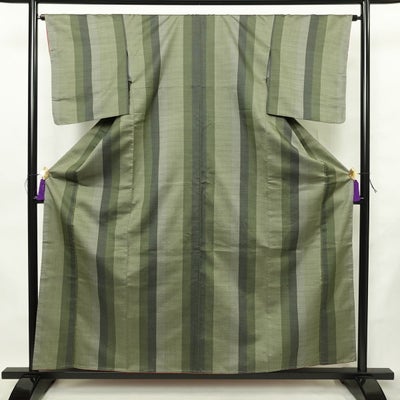 紬 しつけ糸付き 正絹 縞柄・線柄 袷仕立て 身丈159cm 裄丈64cm リサイクル着物 着物 モダン 緑・うぐいす色
