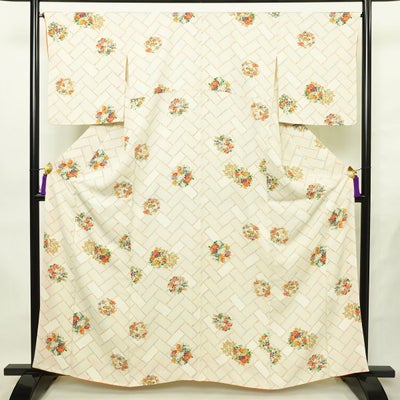 小紋 縮緬 飛び柄 正絹 花柄 袷仕立て 身丈161.5cm 裄丈66.5cm リサイクル着物 着物 梅 菊 白