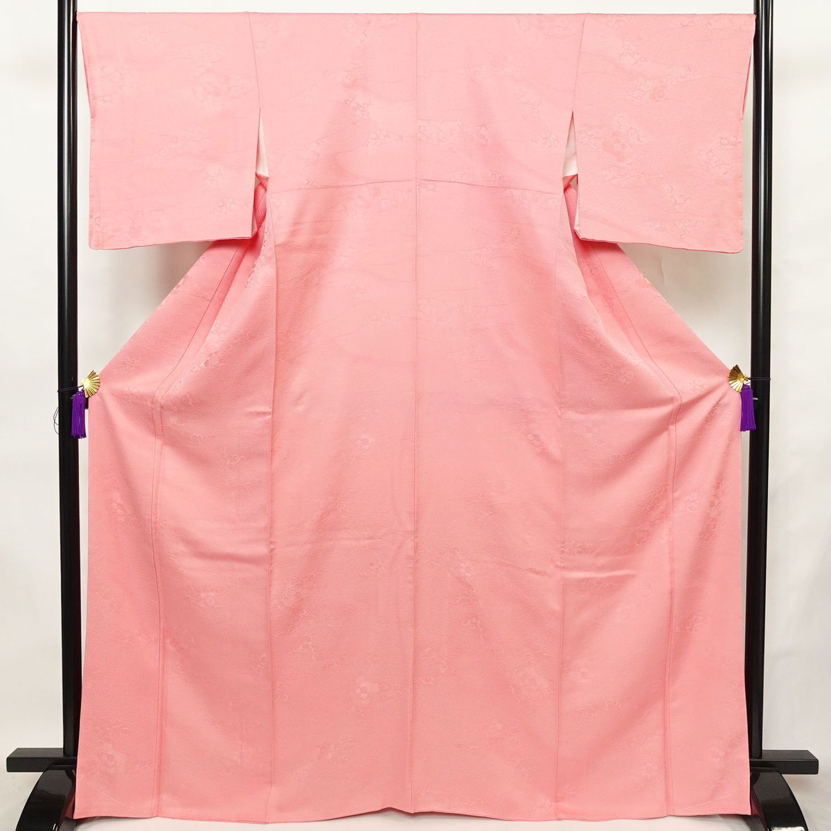 色無地 美品 名品 身丈160cm 裄丈65cm 正絹 【中古】 色無地 身丈158cm 裄丈64cm M 袷 赤紫 正絹 優品 五つ紋｜中古・古着