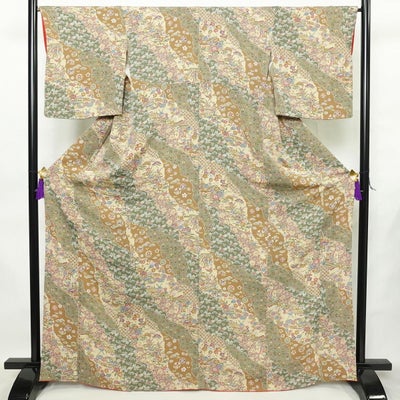 小紋 縮緬 総柄 正絹 木の葉・植物柄 袷仕立て 身丈167cm 裄丈65.5cm リサイクル着物 一部しつけ糸付き 着物 松竹梅 紅葉 菊 多色使い