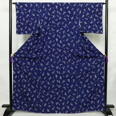 小紋 縮緬 飛び柄 正絹 木の葉・植物柄 袷仕立て 身丈168cm 裄丈64cm リサイクル着物 着物 青・紺