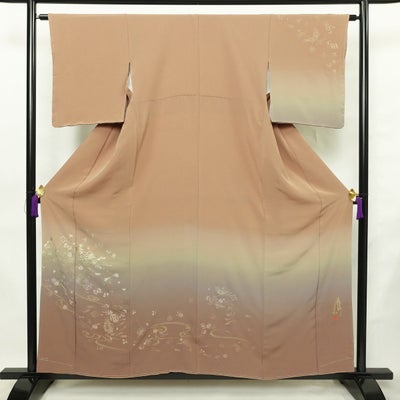 付け下げ マダムコシノ 小篠綾子 良品 落款入り しつけ糸付き 縮緬 正絹 古典柄 袷仕立て 身丈157.5cm 裄丈62.5cm リサイクル着物 着物 刺繍 金糸 入学式 卒業式 七五三 お宮参り フォーマル 多色使い