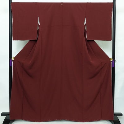 色無地 良品 しつけ糸付き 縮緬 一つ紋付き 正絹 無地 袷仕立て 身丈164.5cm 裄丈68.5cm リサイクル着物 着物 共八掛 お茶会 フォーマル 小豆・エンジ