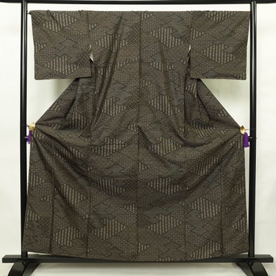 紬 正絹 幾何学柄・抽象柄 袷仕立て 身丈160cm 裄丈68cm リサイクル着物 着物 黒