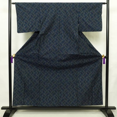 単衣 紬 良品 バチ衿仕立て 正絹 幾何学柄・抽象柄 単衣仕立て 身丈159cm 裄丈61cm リサイクル着物 着物 青・紺