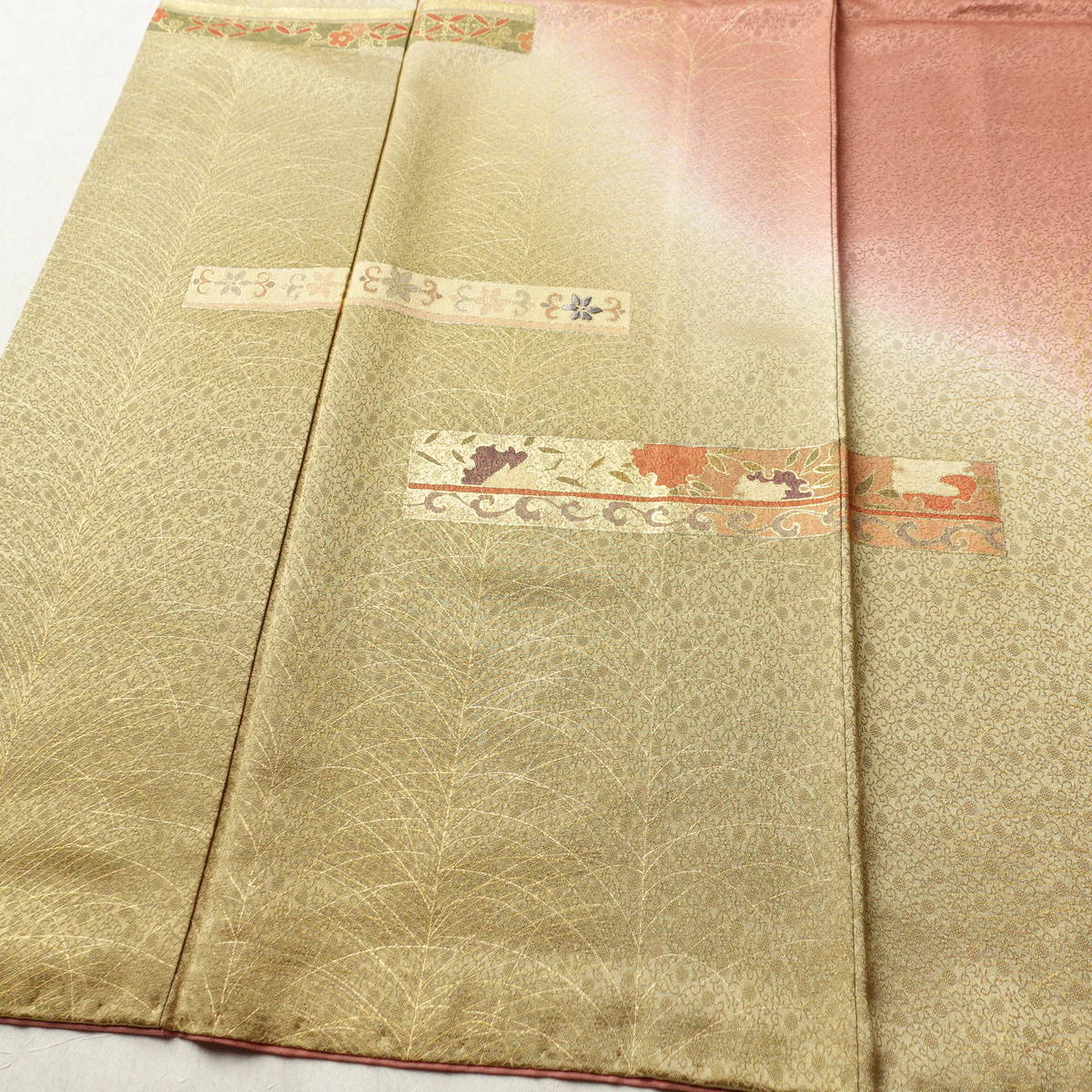 訪問着 一つ紋付き 正絹 古典柄 袷仕立て 身丈159cm 裄丈65cm リサイクル着物 着物 刺繍 箔 金彩 入学式 卒業式 結婚式 七五三 お宮参り フォーマル ピンク_画像4