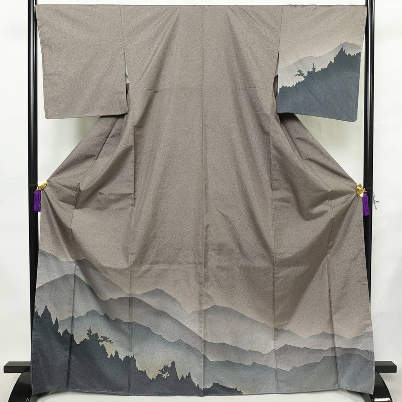 付け下げ 美品 しつけ糸付き 正絹 風景柄 袷仕立て 身丈168cm 裄丈68cm リサイクル着物 着物 共八掛 モダン おしゃれ 紬地 紫・藤色_画像1