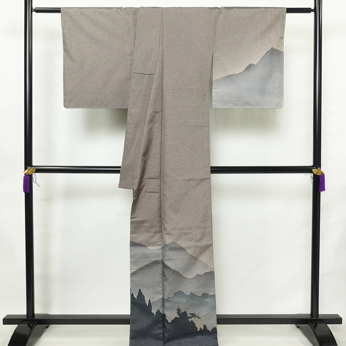 付け下げ 美品 しつけ糸付き 正絹 風景柄 袷仕立て 身丈168cm 裄丈68cm リサイクル着物 着物 共八掛 モダン おしゃれ 紬地 紫・藤色_画像2