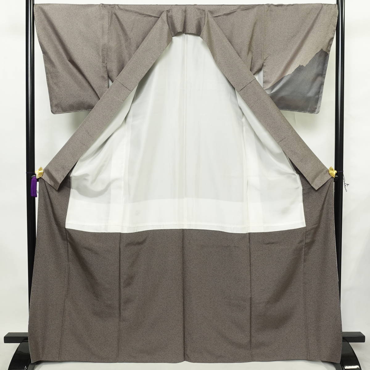 付け下げ 美品 しつけ糸付き 正絹 風景柄 袷仕立て 身丈168cm 裄丈68cm リサイクル着物 着物 共八掛 モダン おしゃれ 紬地 紫・藤色_画像3