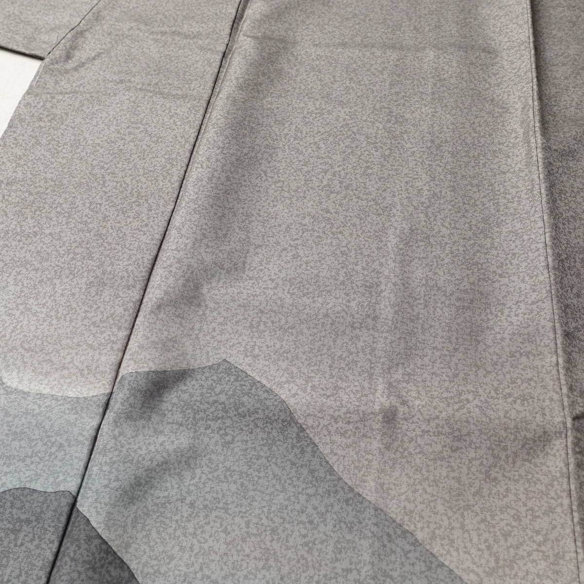 付け下げ 美品 しつけ糸付き 正絹 風景柄 袷仕立て 身丈168cm 裄丈68cm リサイクル着物 着物 共八掛 モダン おしゃれ 紬地 紫・藤色_画像5