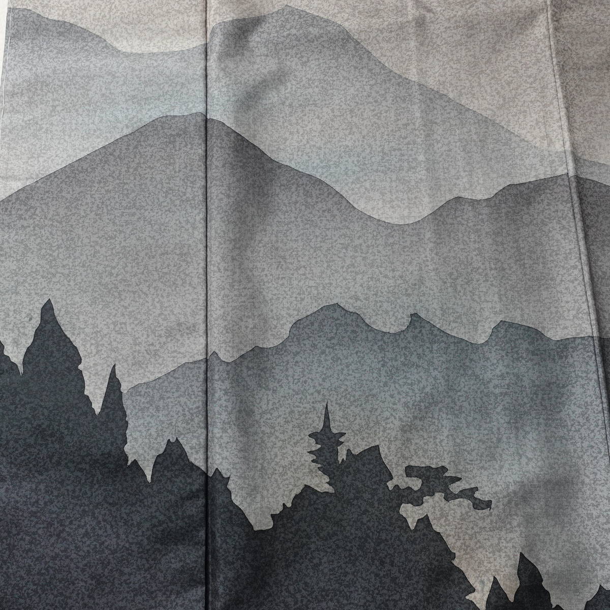 付け下げ 美品 しつけ糸付き 正絹 風景柄 袷仕立て 身丈168cm 裄丈68cm リサイクル着物 着物 共八掛 モダン おしゃれ 紬地 紫・藤色_画像6