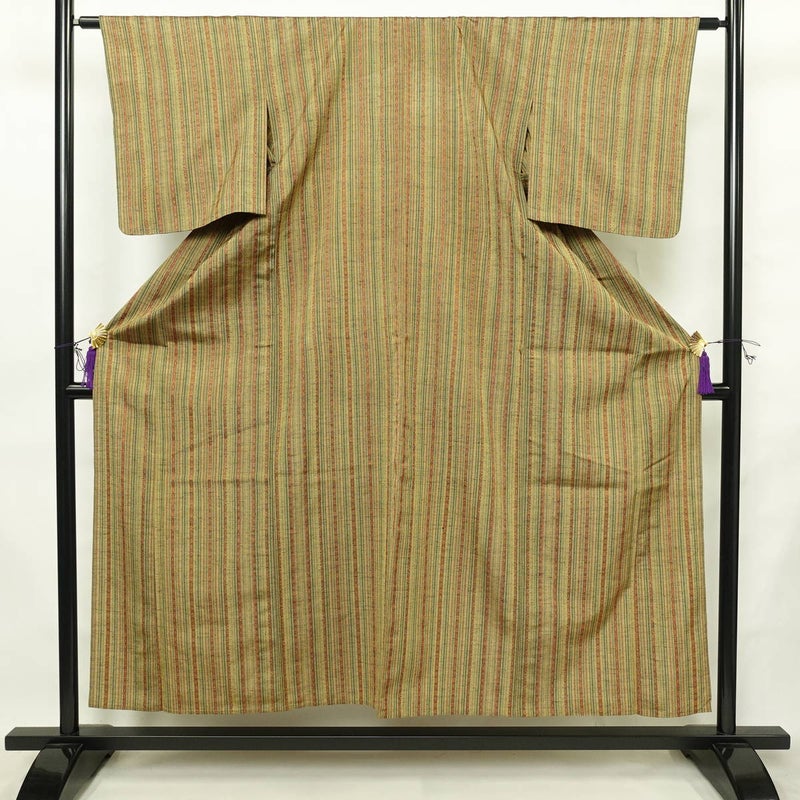 単衣 紬 良品 バチ衿仕立て 正絹 縞柄・線柄 単衣仕立て 身丈153.5cm 裄丈62.5cm リサイクル着物 着物 黄・黄土色_画像1