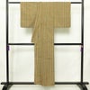単衣 紬 良品 バチ衿仕立て 正絹 縞柄・線柄 単衣仕立て 身丈153.5cm 裄丈62.5cm リサイクル着物 着物 黄・黄土色_画像2