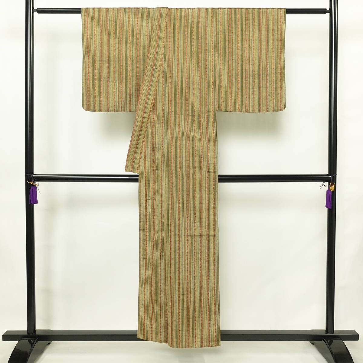 単衣 紬 良品 バチ衿仕立て 正絹 縞柄・線柄 単衣仕立て 身丈153.5cm 裄丈62.5cm リサイクル着物 着物 黄・黄土色_画像2