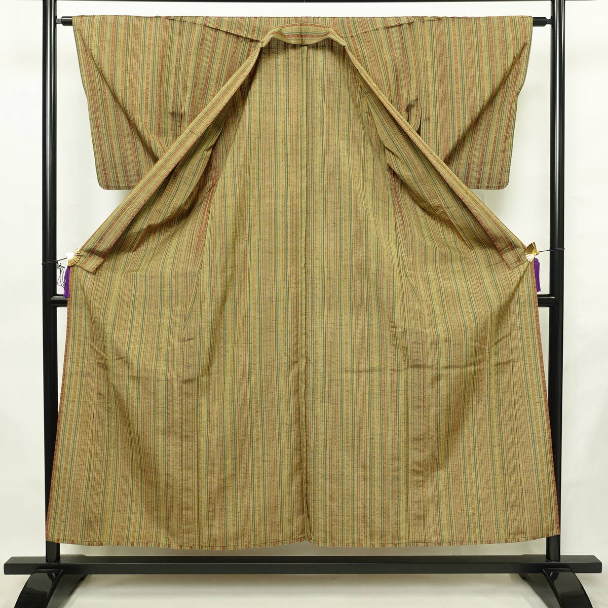 単衣 紬 良品 バチ衿仕立て 正絹 縞柄・線柄 単衣仕立て 身丈153.5cm 裄丈62.5cm リサイクル着物 着物 黄・黄土色_画像3
