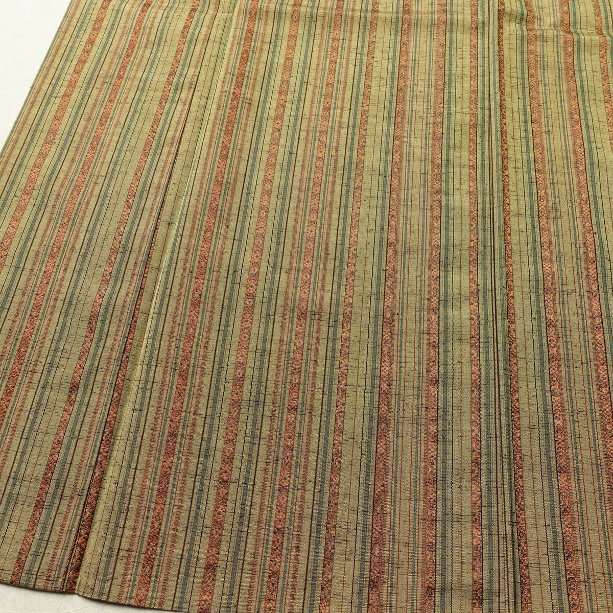 単衣 紬 良品 バチ衿仕立て 正絹 縞柄・線柄 単衣仕立て 身丈153.5cm 裄丈62.5cm リサイクル着物 着物 黄・黄土色_画像4