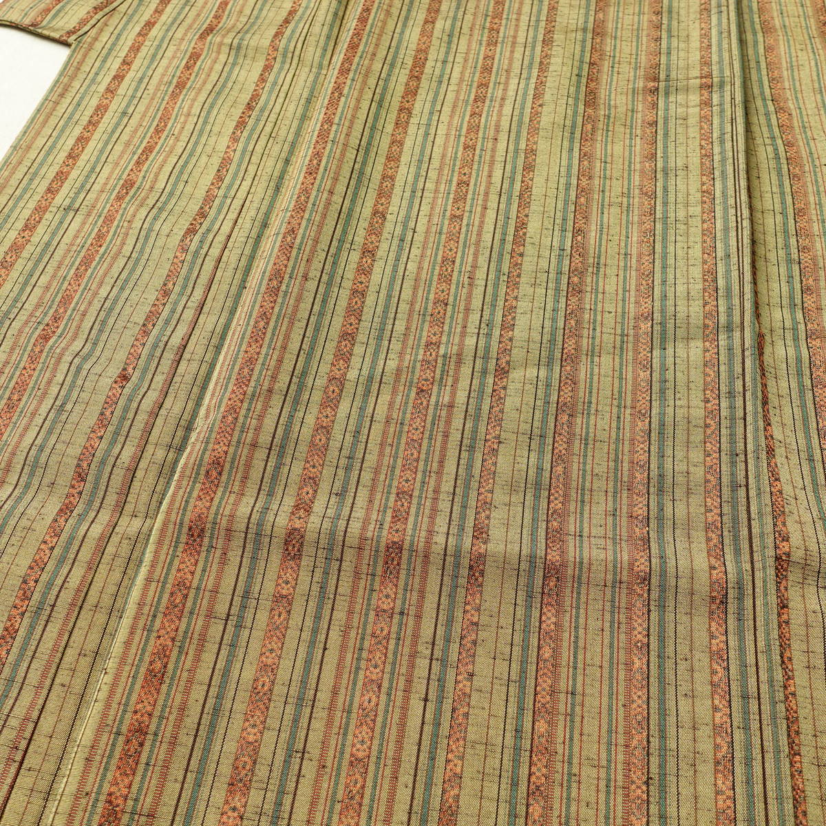単衣 紬 良品 バチ衿仕立て 正絹 縞柄・線柄 単衣仕立て 身丈153.5cm 裄丈62.5cm リサイクル着物 着物 黄・黄土色_画像5