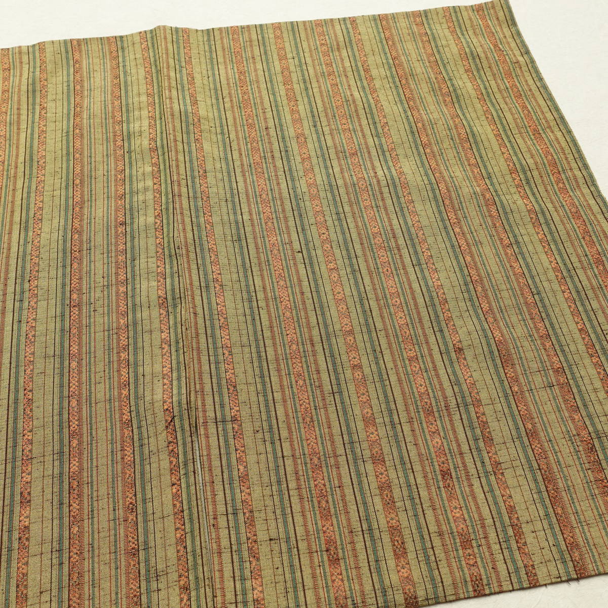 単衣 紬 良品 バチ衿仕立て 正絹 縞柄・線柄 単衣仕立て 身丈153.5cm 裄丈62.5cm リサイクル着物 着物 黄・黄土色_画像14