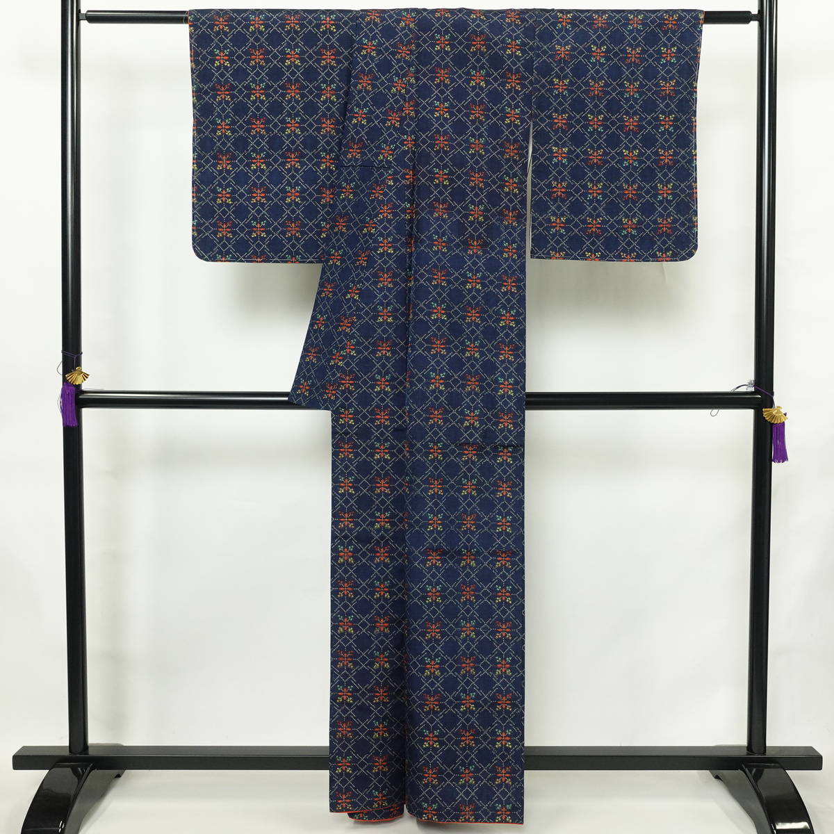 紬 正絹 幾何学柄・抽象柄 袷仕立て 身丈160cm 裄丈65.5cm リサイクル着物 一部しつけ糸付き 着物 青・紺_画像2