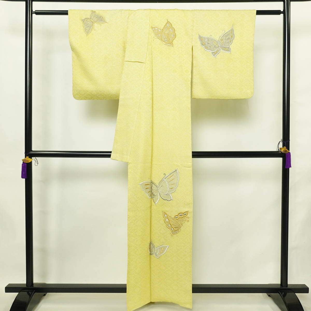 付け下げ 総絞り 正絹 蝶・昆虫柄 袷仕立て 身丈160.5cm 裄丈65.5cm リサイクル着物 着物 刺繍 金糸 銀糸 黄・黄土色_画像2