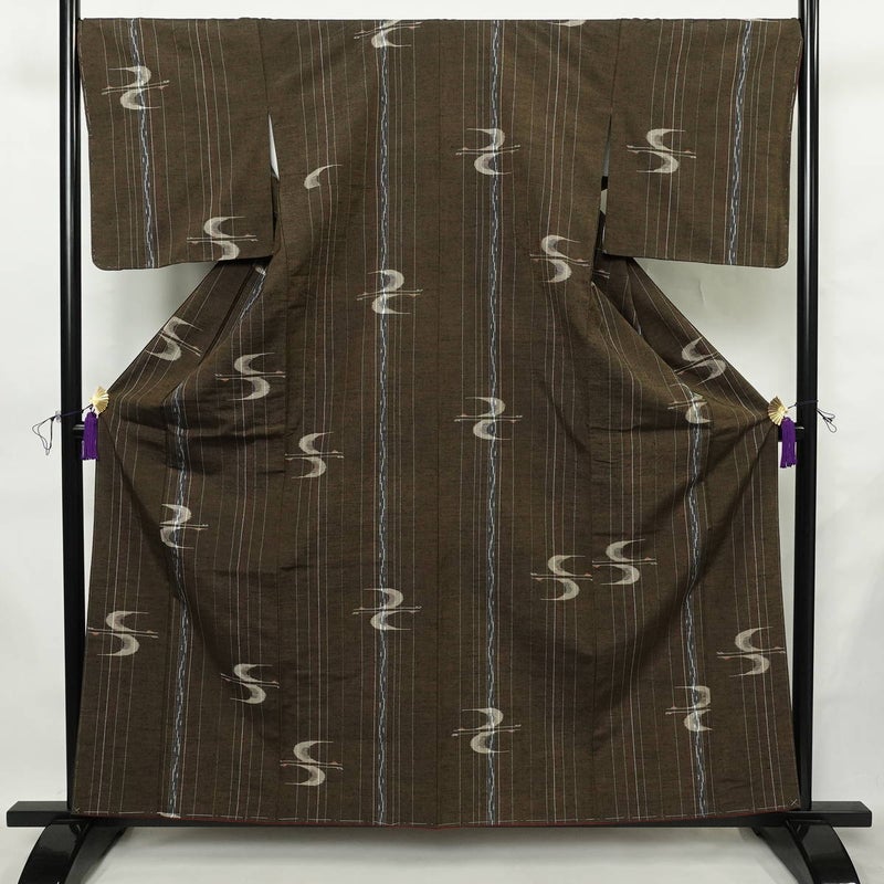 紬 美品 しつけ糸付き 正絹 人物・動物柄 袷仕立て 身丈160cm 裄丈69cm リサイクル着物 着物 茶_画像1