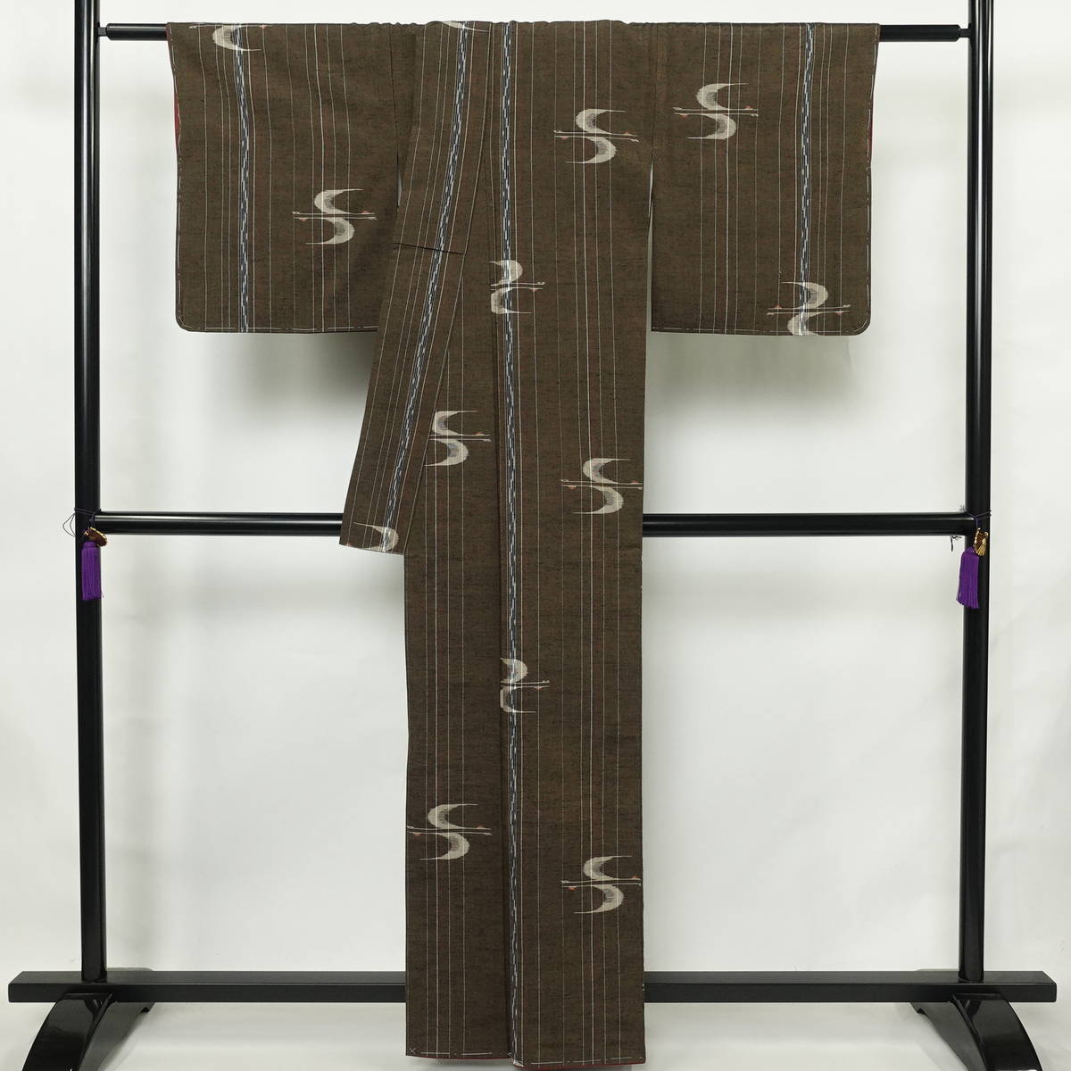 紬 美品 しつけ糸付き 正絹 人物・動物柄 袷仕立て 身丈160cm 裄丈69cm リサイクル着物 着物 茶_画像2