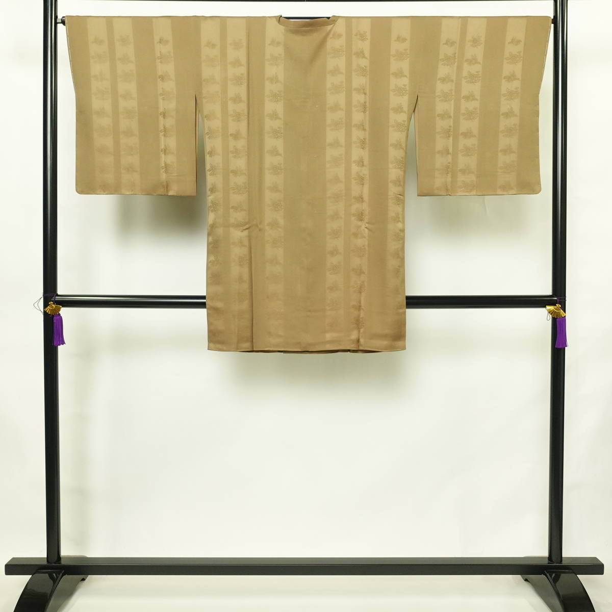 道行コート 美品 しつけ糸付き 正絹 木の葉・植物柄 袷仕立て 身丈92cm 裄丈66.5cm リサイクル着物 着物 黄・黄土色_画像2