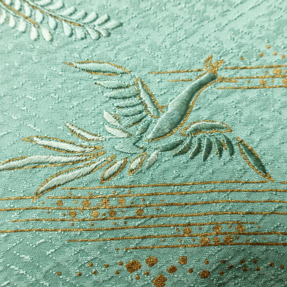 付け下げ 良品 しつけ糸付き 一つ紋付き 正絹 木の葉・植物柄 袷仕立て 身丈159cm 裄丈64.5cm リサイクル着物 着物 刺繍 金糸 入学式 卒業式 結婚式 七五三 お宮参り フォーマル 緑・うぐいす色_画像8