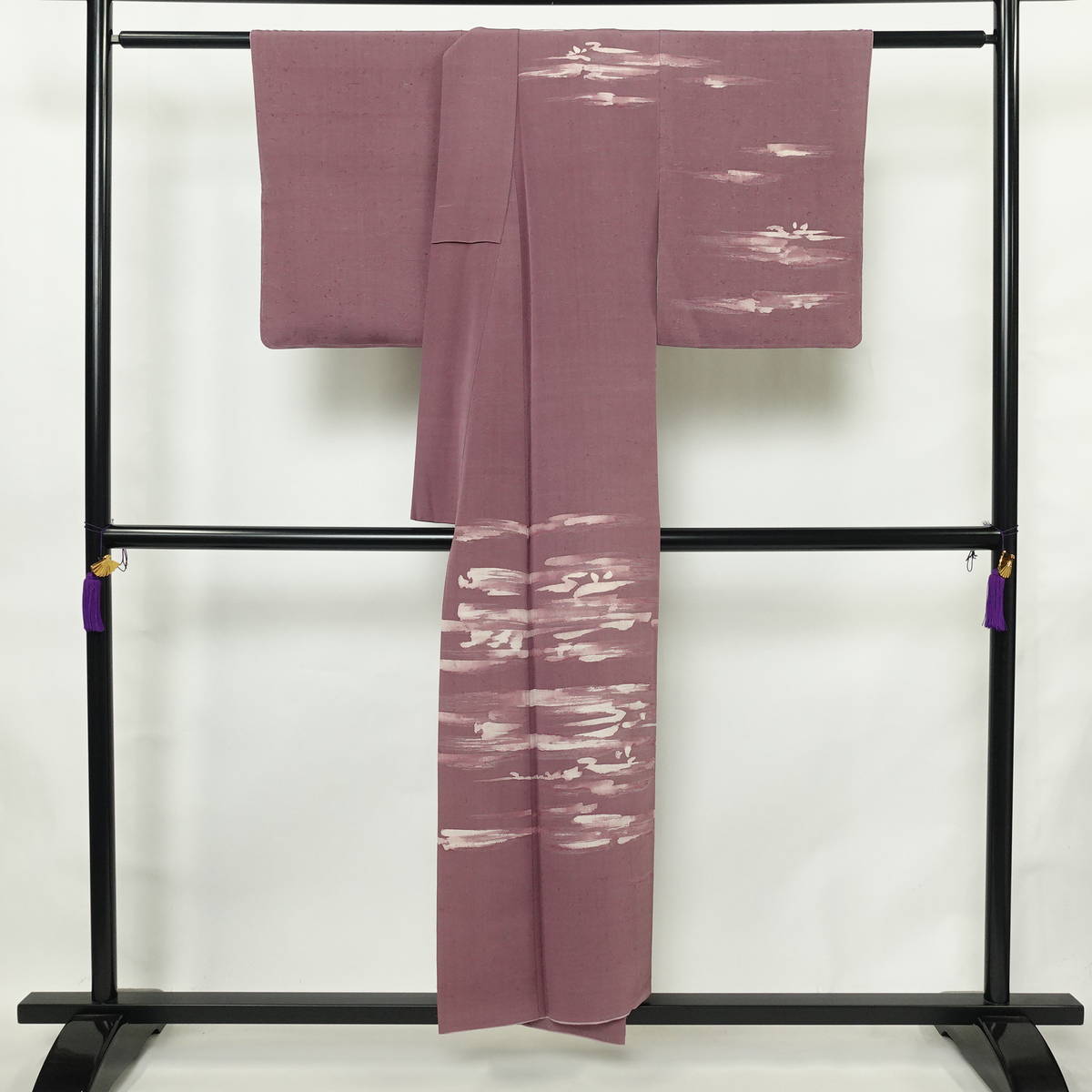 付け下げ 正絹 その他の柄 袷仕立て 身丈151.5cm 裄丈62.5cm リサイクル着物 一部しつけ糸付き 着物 入学式 七五三 お宮参り フォーマル 紫・藤色_画像2