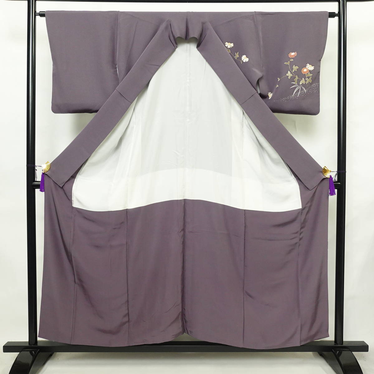 付け下げ 一つ紋付き 正絹 花柄 袷仕立て 身丈156cm 裄丈63cm 金駒刺繍 リサイクル着物 着物 金彩 入学式 七五三 お宮参り フォーマル 紫・藤色_画像3
