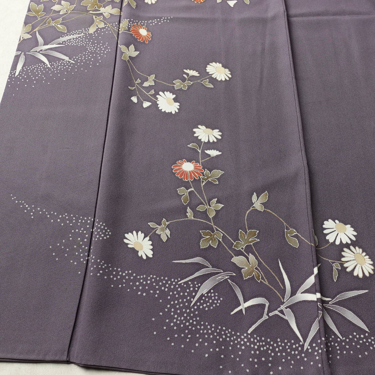 付け下げ 一つ紋付き 正絹 花柄 袷仕立て 身丈156cm 裄丈63cm 金駒刺繍 リサイクル着物 着物 金彩 入学式 七五三 お宮参り フォーマル 紫・藤色_画像4