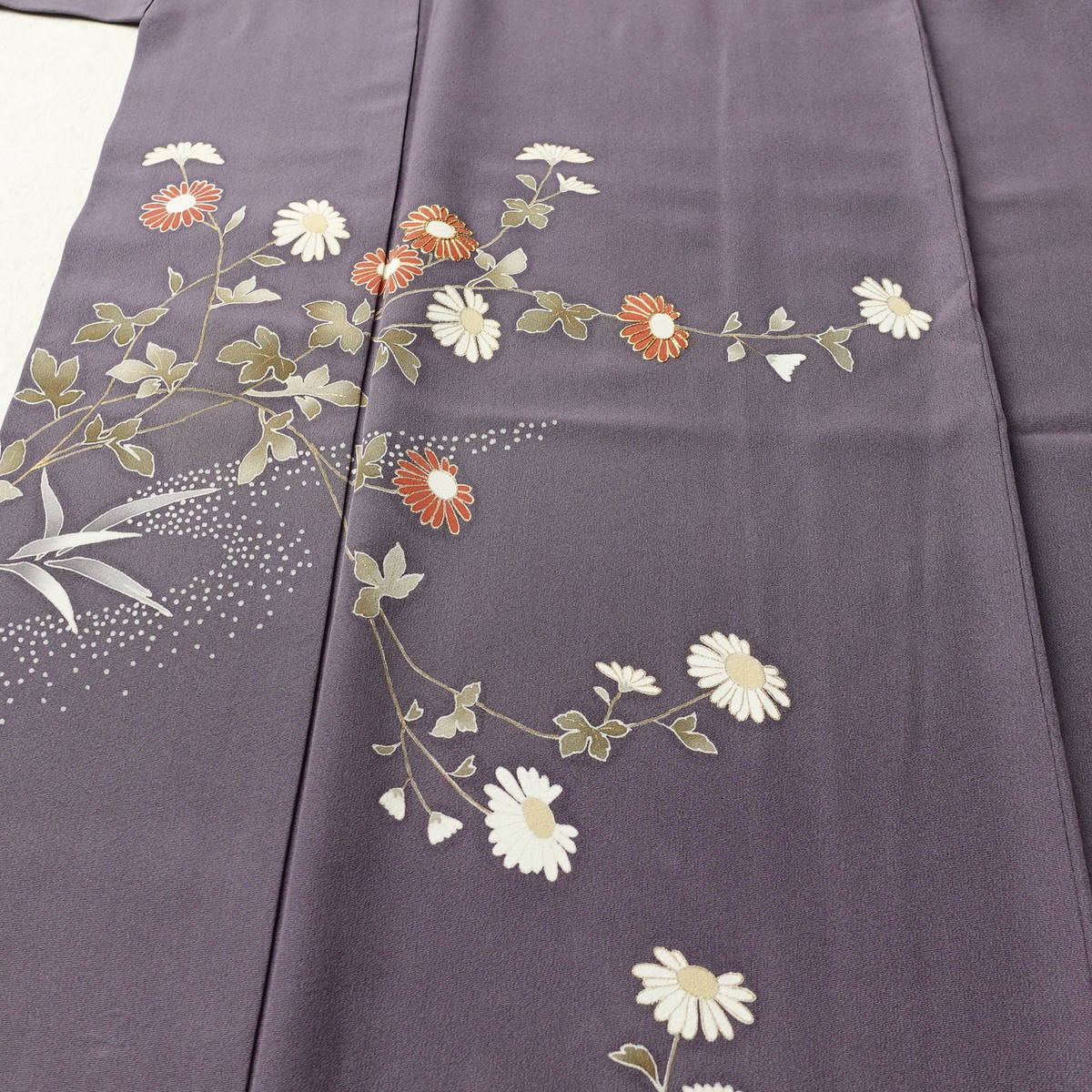 付け下げ 一つ紋付き 正絹 花柄 袷仕立て 身丈156cm 裄丈63cm 金駒刺繍 リサイクル着物 着物 金彩 入学式 七五三 お宮参り フォーマル 紫・藤色_画像5