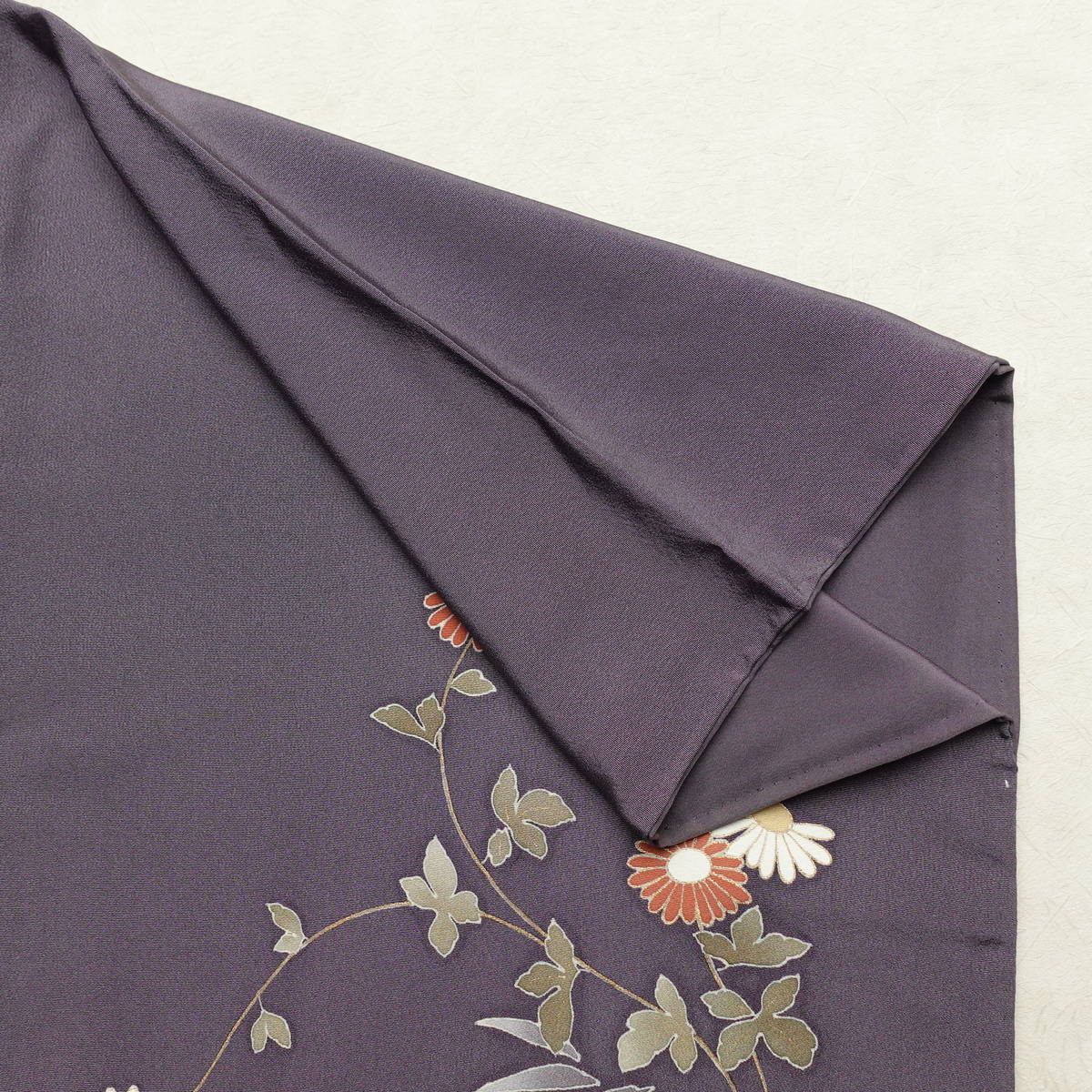 付け下げ 一つ紋付き 正絹 花柄 袷仕立て 身丈156cm 裄丈63cm 金駒刺繍 リサイクル着物 着物 金彩 入学式 七五三 お宮参り フォーマル 紫・藤色_画像18