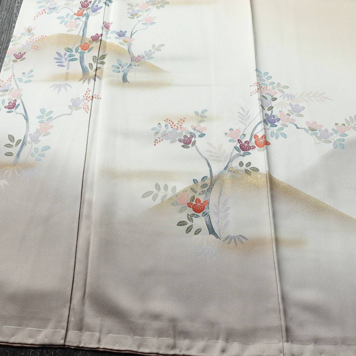 付け下げ しつけ糸付き 正絹 木の葉・植物柄 袷仕立て 身丈162cm 裄丈65cm リサイクル着物 着物 入学式 卒業式 七五三 お宮参り フォーマル ベージュ_画像4