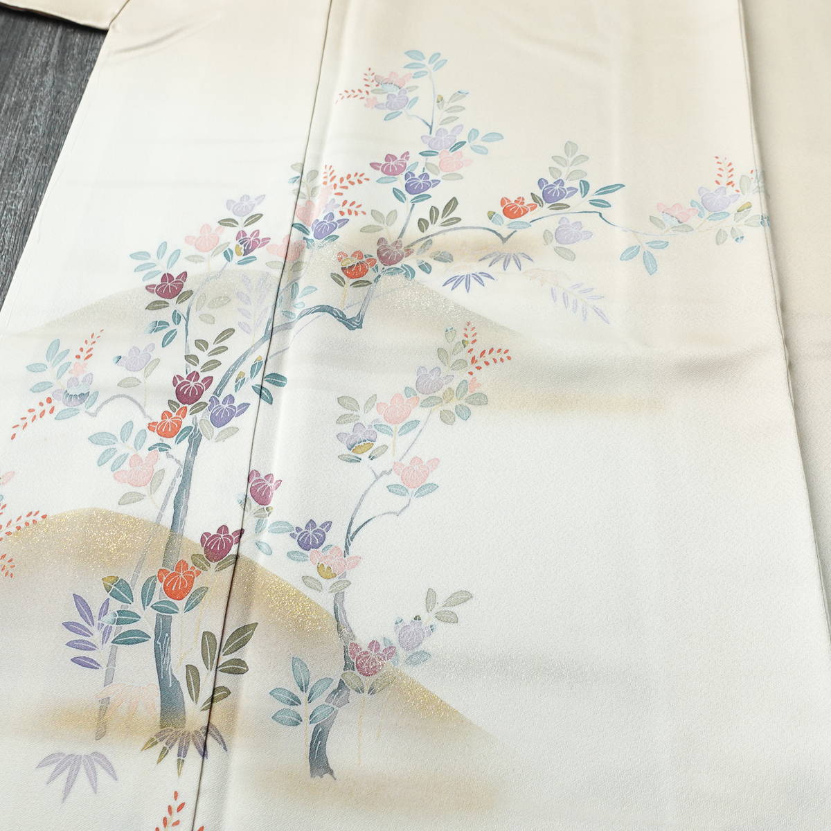付け下げ しつけ糸付き 正絹 木の葉・植物柄 袷仕立て 身丈162cm 裄丈65cm リサイクル着物 着物 入学式 卒業式 七五三 お宮参り フォーマル ベージュ_画像5