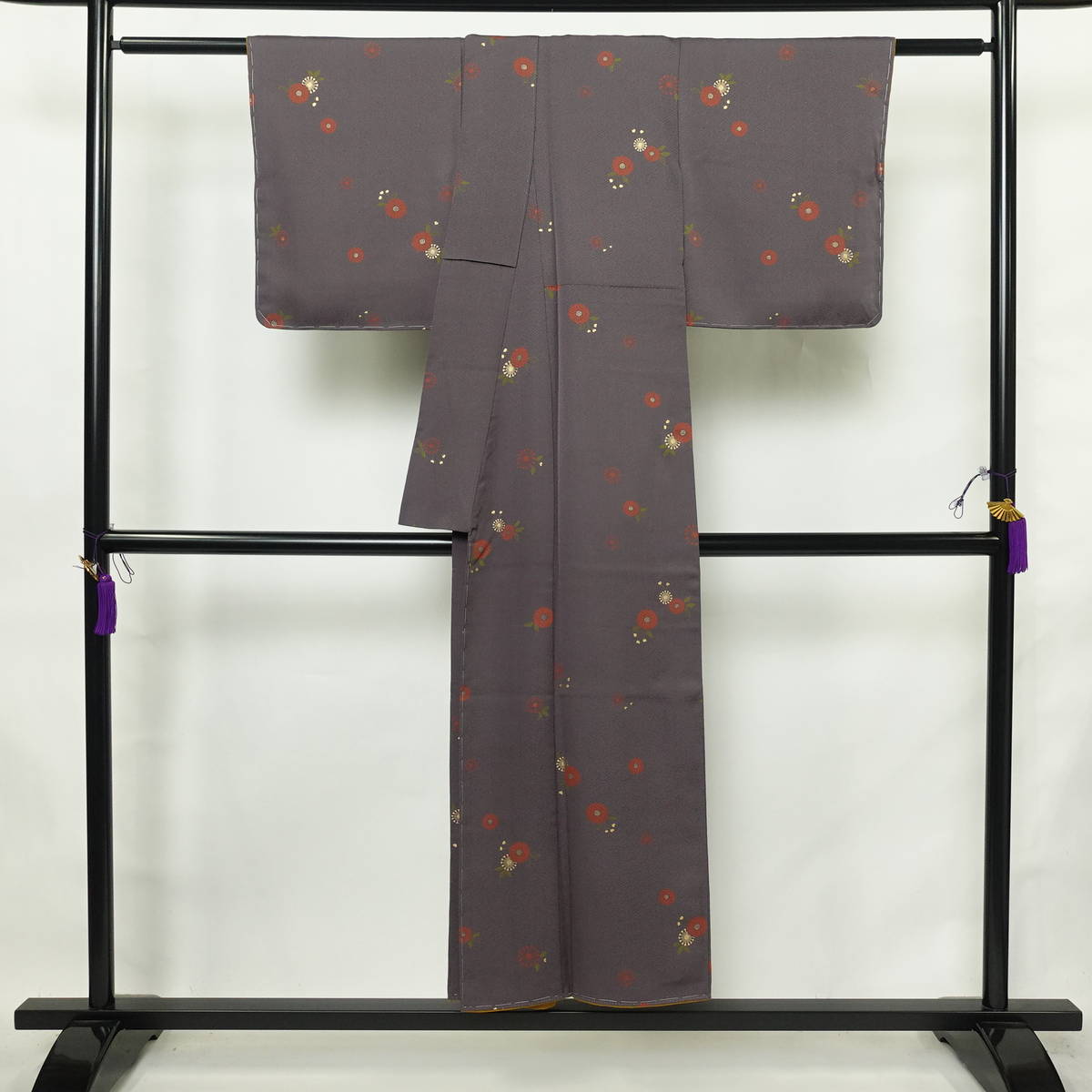 小紋 しつけ糸付き 正絹 花柄 袷仕立て 身丈148cm 裄丈63cm リサイクル着物 着物 金彩 紫・藤色_画像2